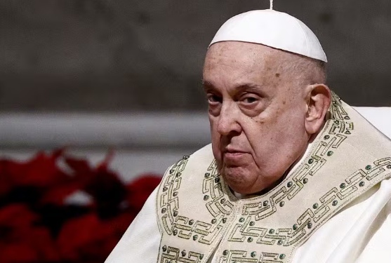 Papa tem crise de asma prolongada e condição crítica, diz Vaticano
