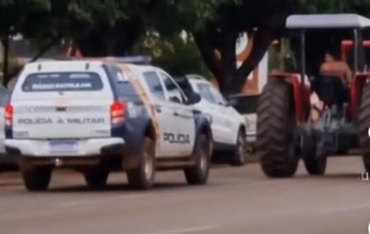 Mulher surta, rouba trator e faz manobras perigosas em cidade de MT
