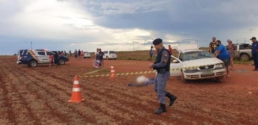 Mulher morre após carro capotar em MT; motorista e filho ficam feridos