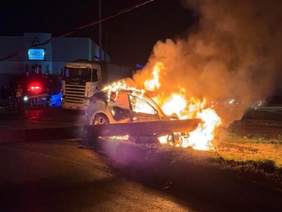 Motorista perde controle, colide com poste e carro pega fogo na BR-364
