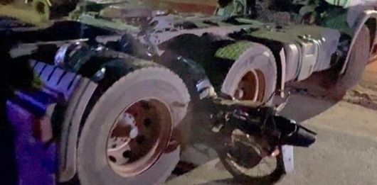 Motociclista de 28 anos morre em colisão com caminhão