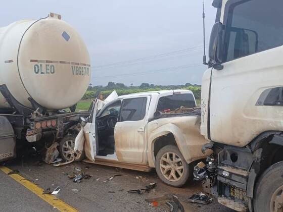 Mulher fica ferida após ter Amarok 'prensada' por carretas na BR163 em Sorriso/MT