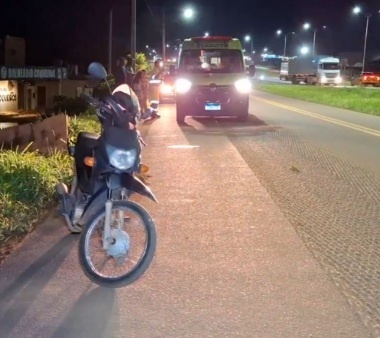 Jovem fica ferida após cair de moto em Sinop