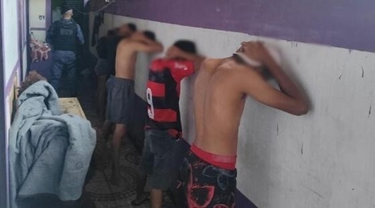 Adolescentes são apreendidos e jovem presa com maconha em quitinete