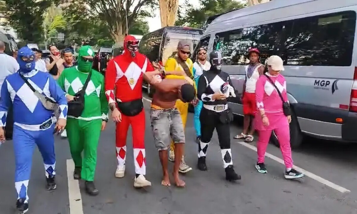 Policiais civis fantasiados prendem homem com celulares roubados em SP