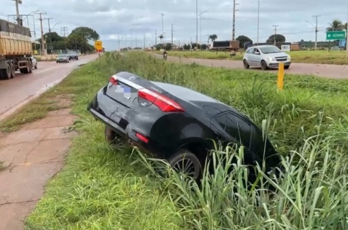Sinop: Carro cai em vala de escoamento de água após motorista perder controle da direção