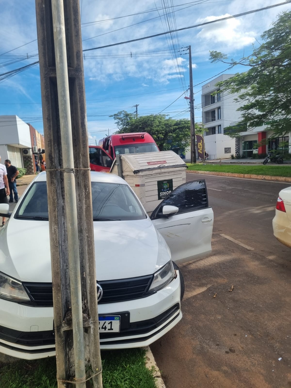 Condutor tem mal súbito, bate em dois carros e em lixeira 
