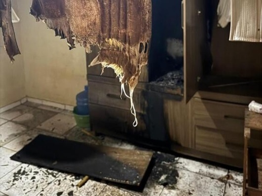 Dupla ateia fogo em casa com jovem dormindo; facção teria decretado crime