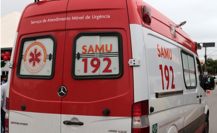 Mulher é arremessada de carro em movimento; namorado foge