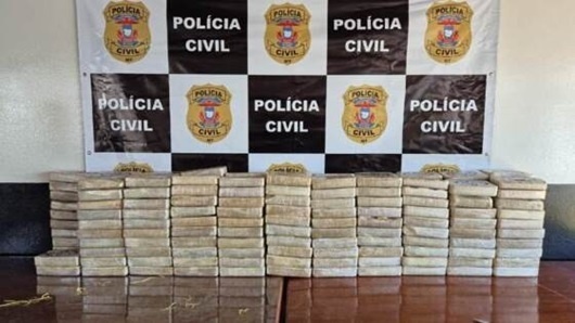 Homem de 27 anos é preso tentando transportar 211 tabletes de pasta base em Fiat Uno