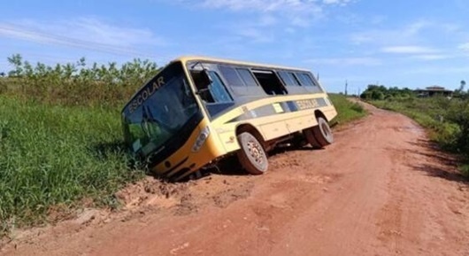 Ônibus escolar com crianças quase tomba após atolar