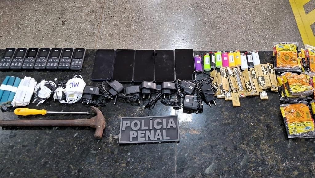 Policiais penais localizam pacote com 12 celulares e carregadores arremessado para dentro de penitenciária em Sinop