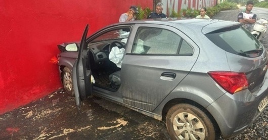 Batida em parede de comércio deixa avó e neto feridos