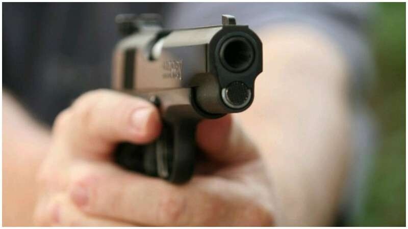 Adolescente de 15 anos pega pistola .40 para brincar e atira na irmã de 11 anos