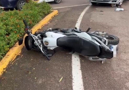 Menores são socorridos após colisão entre moto e carro no centro de Sinop