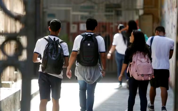 Professor reutiliza agulha em testes de tipo sanguíneo e 44 alunos vão parar no hospital, no ES