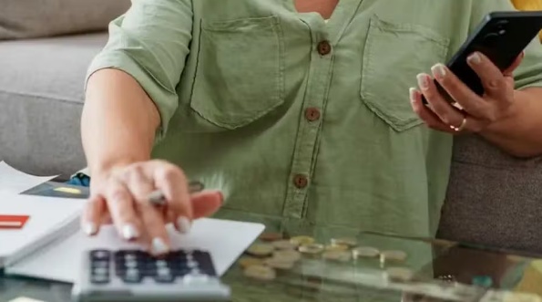 Dívida de R$ 100 mil no 'Tigrinho' leva recepcionista a fazer empréstimo com 5 agiotas: 'Choro o tempo todo'