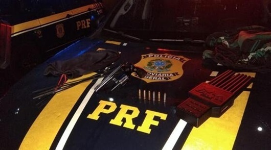 Suspeitos são flagrados pela PRF com equipamentos usados em roubo de cargas