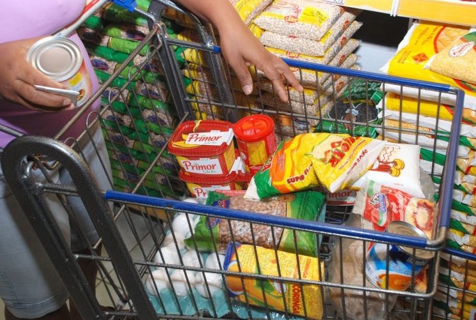 Cesta básica chega a R$ 830,00 