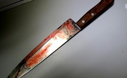 Mulher dá 3 facadas nas costas do marido em bebedeira