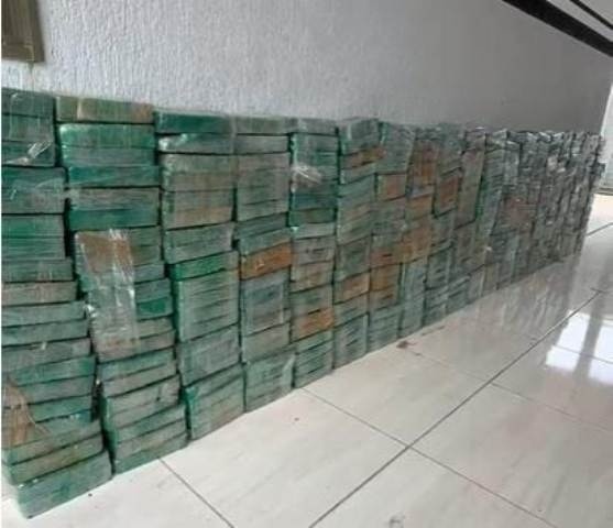 Motorista é preso com 400 kg de cocaína escondida em caminhão guincho avaliada em R$ 20 milhões