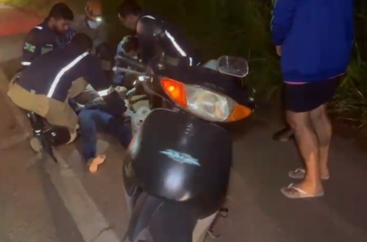 Motociclista fica ferida após tentar ultrapassagem e se enroscar em carreta