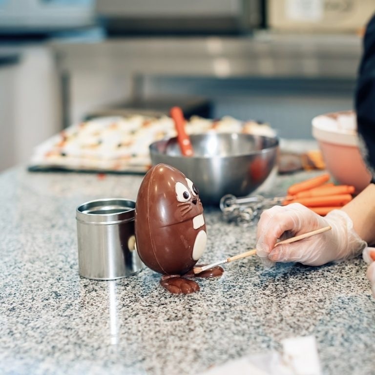 Famílias da APAE vão aprender a fazer ovos de chocolate