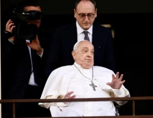 Médicos cogitaram suspender tratamento e deixar papa Francisco morrer