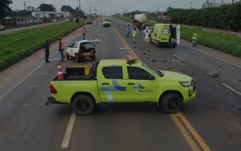 Acidente entre dois veículos e carreta deixa feridos em Sinop