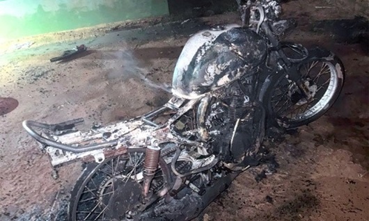 Revoltado, homem taca fogo na moto da esposa