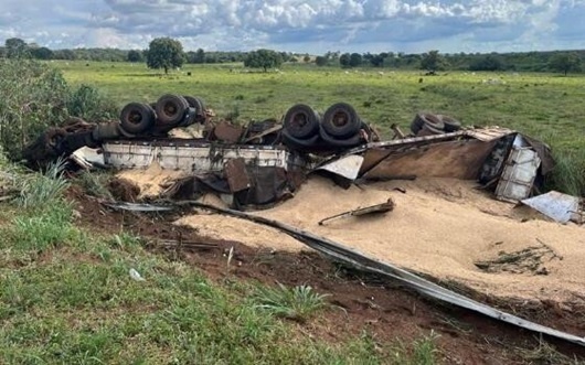 Carreta com farelo de soja tomba em ribanceira e mata motorista em MT