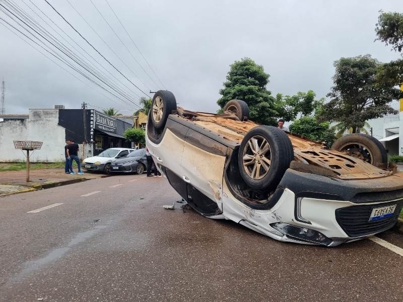Colisão leve termina com capotamento em Sinop