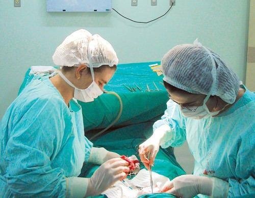 Mulher foge de hospital em BH após colocar silicone e fazer lipo