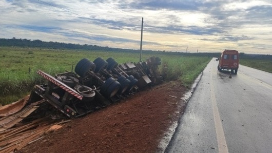 Motorista de 59 anos morre após tombar caminhão em rodovia