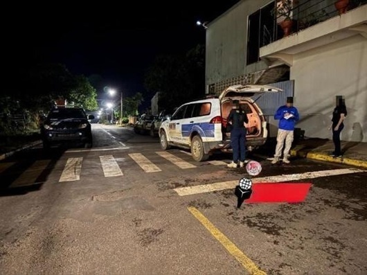Homem sofre tentativa de homicídio e é recebido a tiros ao chegar em casa