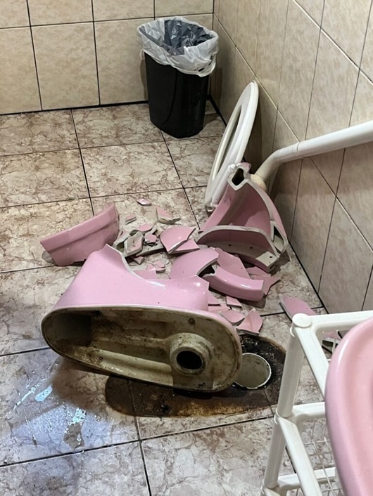 Trabalhadora tem corte profundo na perna ao subir em vaso sanitário e cerâmica quebrar