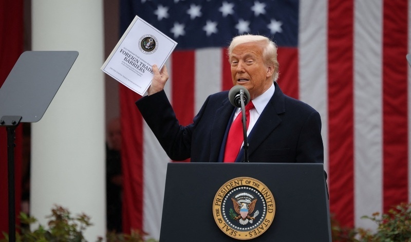 Trump anuncia tarifa de 10% para produtos do Brasil