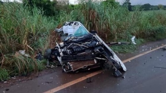 Corolla parte ao meio em colisão com carreta e deixa dois mortos