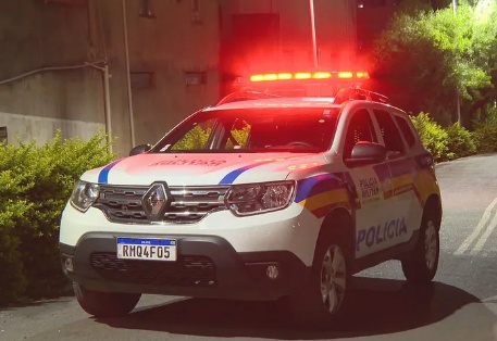 Pai liga para filho e avisa que matou mãe enforcada; homem é procurado