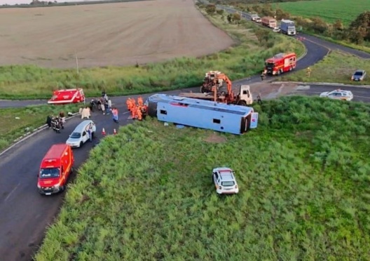 Ônibus tomba com 50 pessoas e deixa onze mortos em Minas Gerais