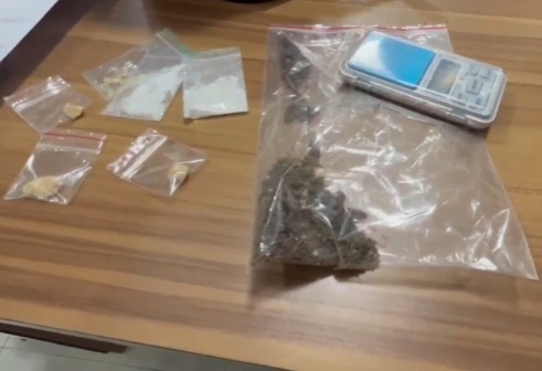 Sinop: PM apreende drogas dispensadas em calçada