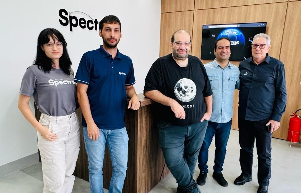 Youtuber divulgador científico visita empresa de tecnologia em Sinop