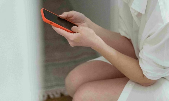 Adolescente morre ao mexer em celular após sair do banho