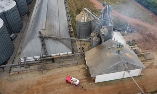 Fogo atinge secadora de arroz na BR-163 em Sinop