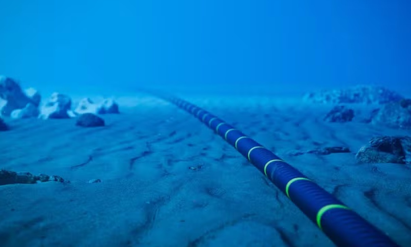 Ataques da Rússia a cabos submarinos ameaçam rede de internet que movimenta 95% dos dados globais; entenda