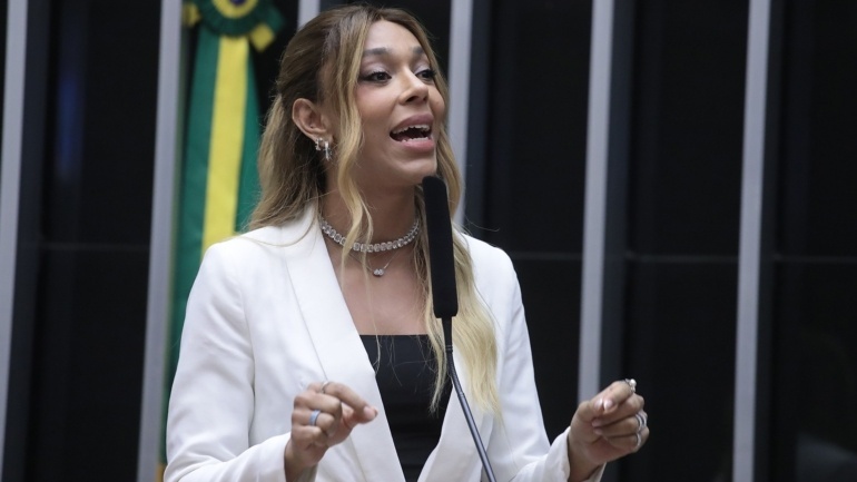 Erika Hilton recebe visto dos EUA com gênero masculino e promete acionar ONU