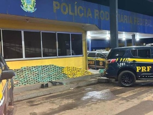 Motorista é preso com 380 kg de drogas, fuzil e munição em caminhão boiadeiro