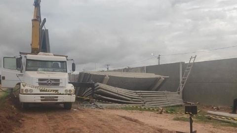 Trabalhador morre prensado por chapas de concreto de seis metros durante expediente em obra