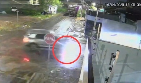 Piloto morre ao invadir preferencial e ser atingido por carro
