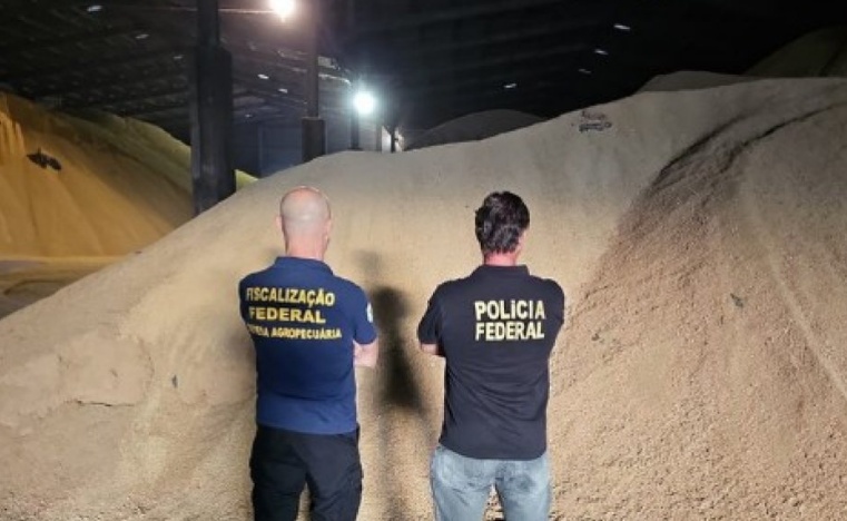 PF flagra 51 caminhões de soja de MT com areia em porto no PR